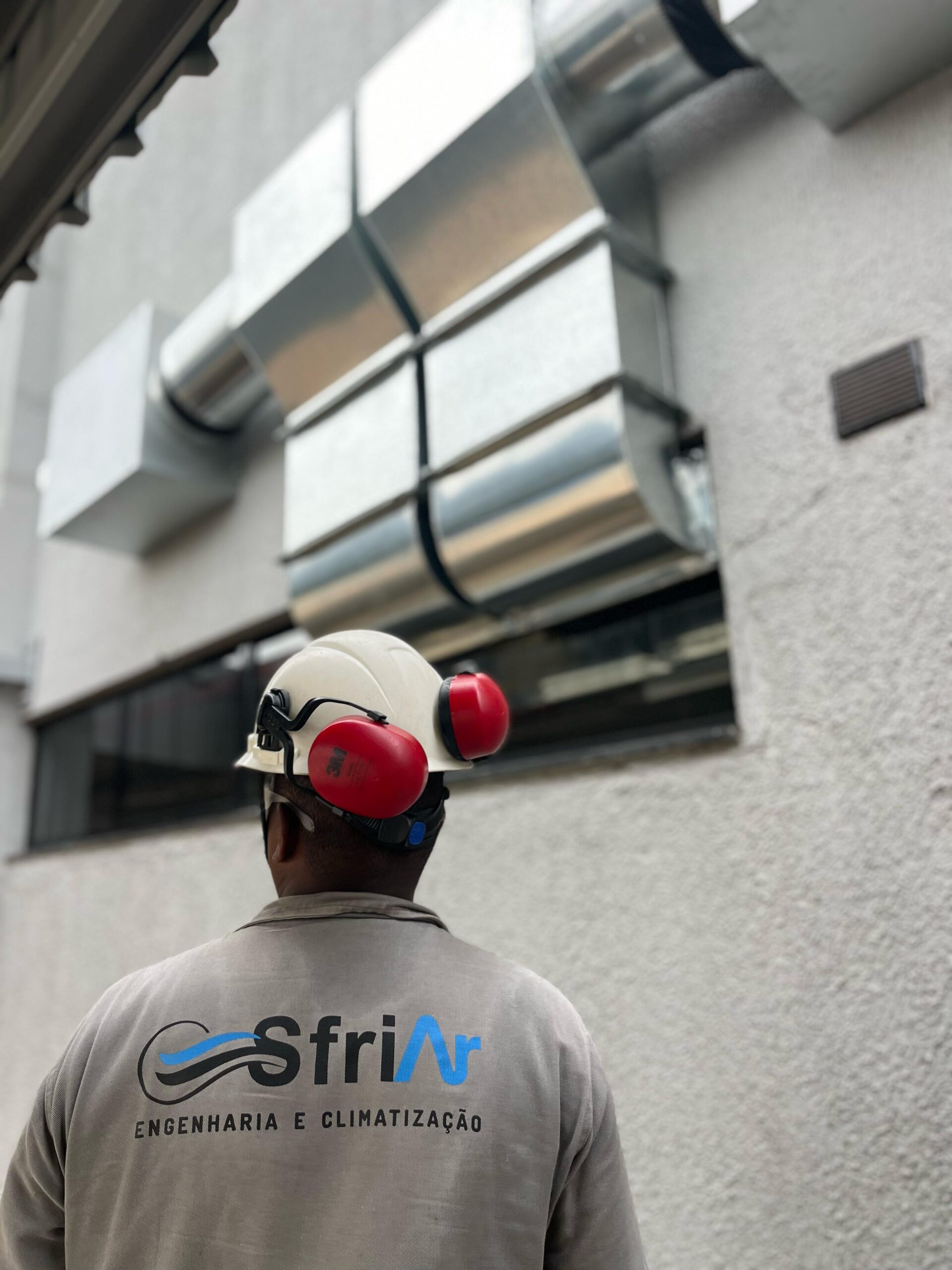 Técnico da SfriAr, melhor empresa de ar condicionado em Goiânia realizando manutenção